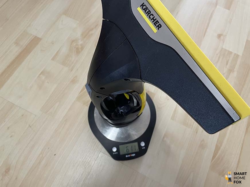 Man sieht einen Fenstersauger, der gewogen wird.